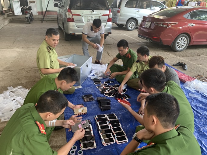 Đội Quản lý thị trường số 5 phối hợp với Công an huyện Hữu Lũng kiểm tra điện thoại di động nhập lậu. Ảnh: Cục Quản lý thị trường tỉnh Lạng Sơn