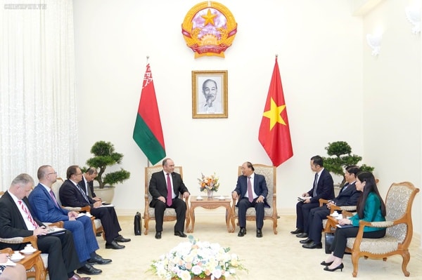 Thủ tướng Nguyễn Xuân Phúc tiếp Phó Thủ tướng Cộng hòa Belarus Igor Lyashenko. Ảnh: VGP
