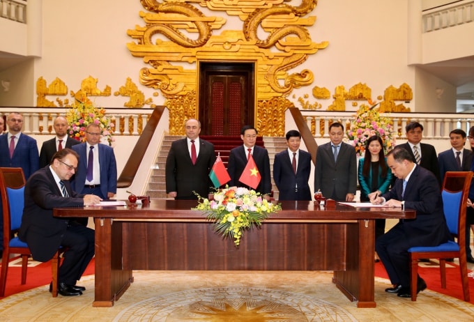 Hai Phó Thủ tướng chứng kiến lễ ký kết Chương trình hợp tác văn hóa giữa Bộ Văn hóa, Thể thao và Du lịch và Bộ Văn hóa Belarus giai đoạn 2020-2022. Ảnh: VGP