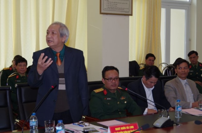Soạn giả, Nghệ sĩ ưu tú Khúc Hà Linh (người đứng) là người hoạt động sôi nổi trong nhiều lĩnh vực nghệ thuật, báo chí.