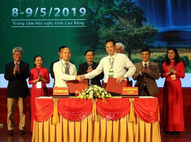 Đại diện Ban quản lý Công viên địa chất toàn cầu UNESSCO Non nước Cao Bằng ký kết hợp tác phát triển với đại diện Công viên địa chất toàn cầu Cao nguyên đá Đồng Văn (Hà Giang). Ảnh: Quốc Đạt/TTXVN