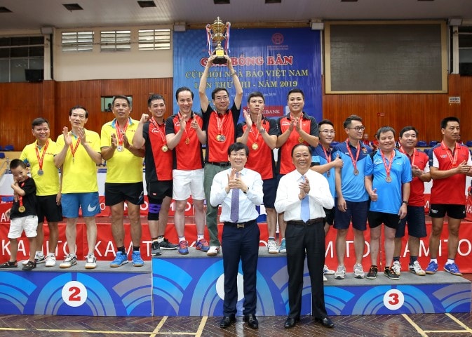 Trao giải Nội dung Đồng đội nam không phân biệt lứa tuổi, Giải Nhất thuộc về Liên Chi hội Nhà báo Bộ Công an. Ảnh: Sơn Hải