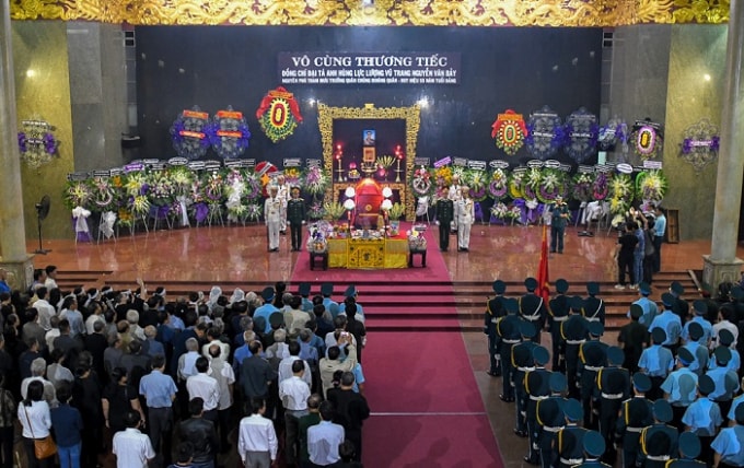 Người thân, các chiến sĩ lực lượng vũ trang cùng hàng trăm người dân tới đưa tiễn người anh hùng đại tá Nguyễn Văn Bảy về với đất mẹ. Ảnh TL.