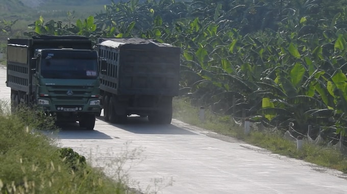 Trên đường vào các bãi tập kết ngoài bãi sông Hồng các phương tiện có logo như Cường Thịnh, CP Ba Vì, HC, LPH.... có nhiều dấu hiệu cơi nới thành thùng xe. Ảnh Hà Long.