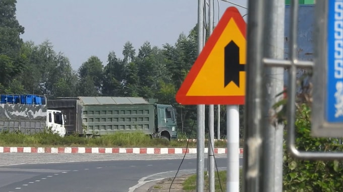 Trên quốc lộ trên địa bàn Thị xã Sơn Tây các loại xe này được cơi nới chuyên chở gấp từ 200 đến 300% cho phép. Ảnh Hà Long.