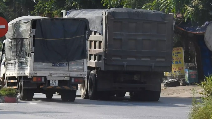Trên quốc lộ 32 tình trạng này diễn ra thường xuyên nhưng không bị xử lý. Ảnh Hà Long.