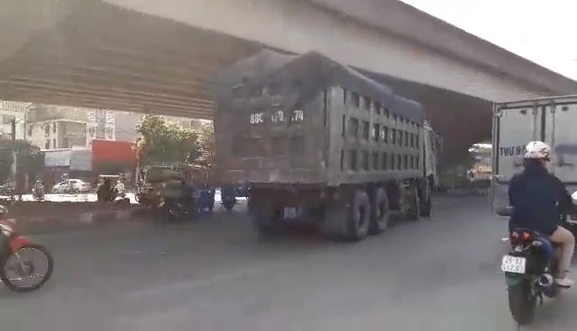 Một chiếc xe có dấu hiệu cơi nới thành thùng gấp 3 lần cho phép