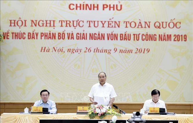 Thủ tướng Nguyễn Xuân Phúc chủ trì Hội nghị trực tuyến toàn quốc về thúc đẩy phân bổ và giải ngân vốn đầu tư công năm 2019. Ảnh: VGP
