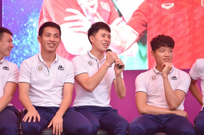 Đình Trọng ngượng ngùng trước câu hỏi khó của fan nữ.