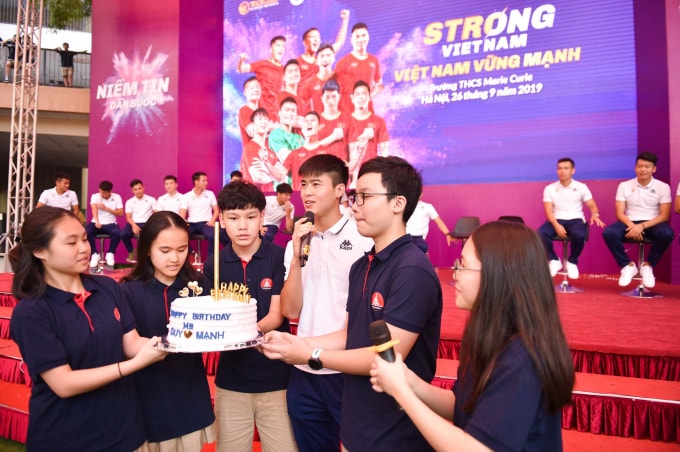 Cầu thủ Duy Mạnh được các em học sinh trường Marie Curie tặng bánh sinh nhật tại chương trình.