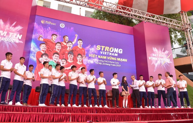 Dàn cầu thủ CLB bóng đá Hà Nội giao lưu với học sinh trường Marie Curie.