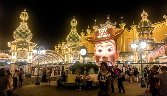 Các Công viên giải trí Disneyland sáng rực về đêm và luôn tấp nập khách. Ảnh: Internet