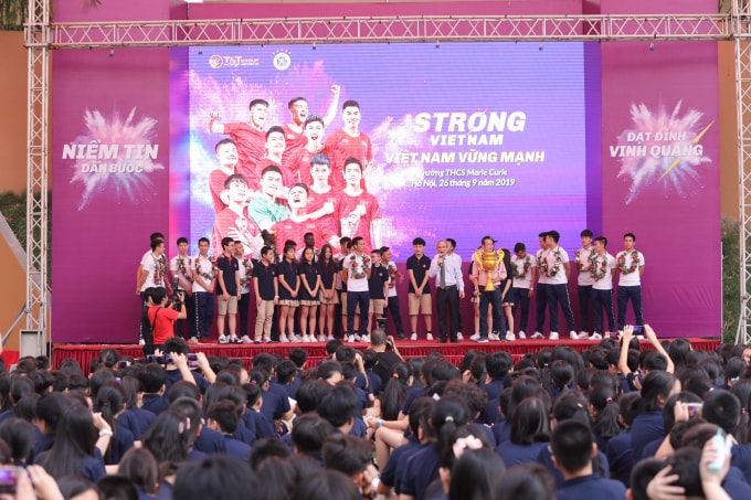 Thầy hiệu trưởng trường Marie Curie thay mặt thầy và trò trong trường tặng chiếc Cup của người hâm mộ dành tặng các cầu thủ CLB bóng đá Hà Nội.
