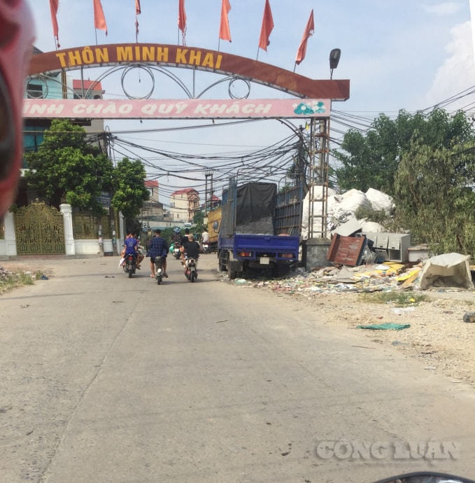 Cổng chào thôn Minh Khai ngổn ngang rác thải phế liệu. Ảnh : An Khang