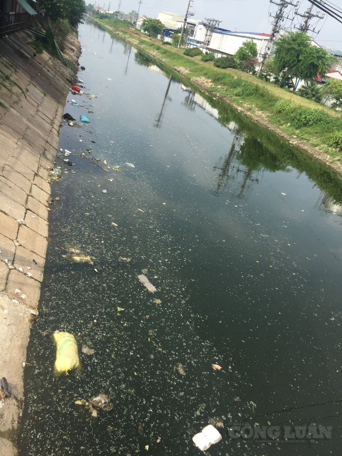 Dòng sông Ghênh từng là biểu tượng của làng giờ đã bị ô nhiễm nặng nề. Ảnh : An Khang