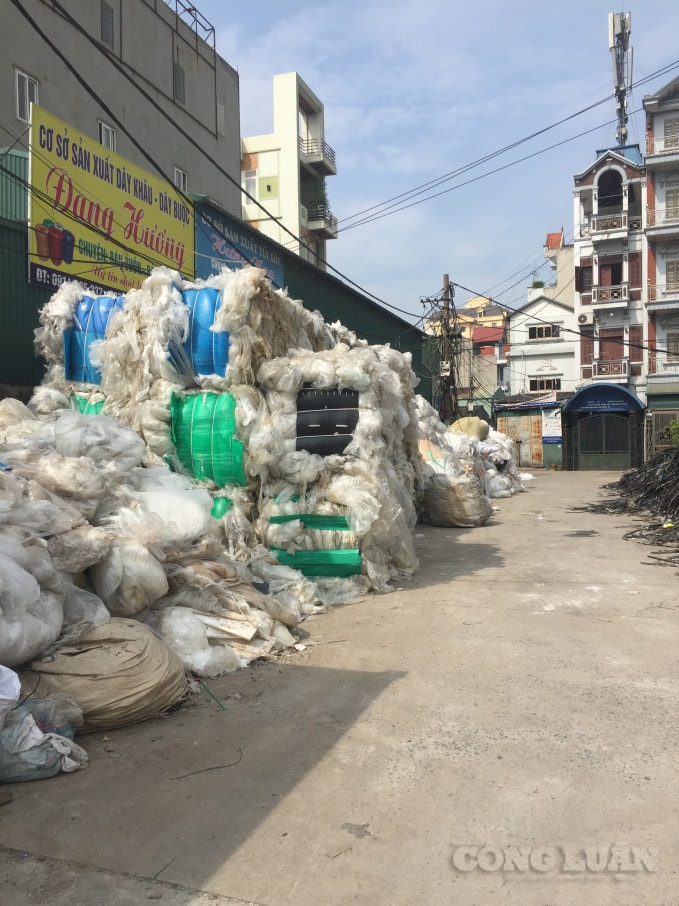 Phế liệu, rác thải nhựa chất thành đống ở xung quanh nơi người dân sống. Ảnh : An Khang