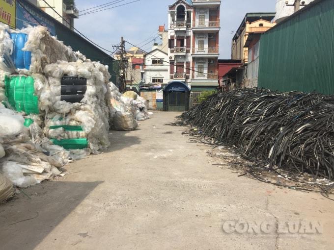 Các ngả đường, phế liệu chất thành từng đống tràn hết lề đường đi lại. Ảnh : An Khang