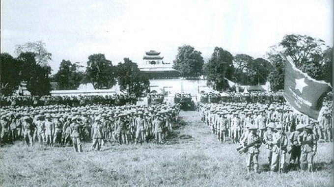 Lễ chào cờ tại sân Đoan Môn - Hoàng thành Thăng Long năm 1954. Ảnh: Tư liệu
