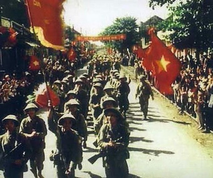 Ngày 10/10/1954, quân và dân ta chính thức tiến về tiếp quản Thủ đô Hà Nội. Ảnh: Tư liệu