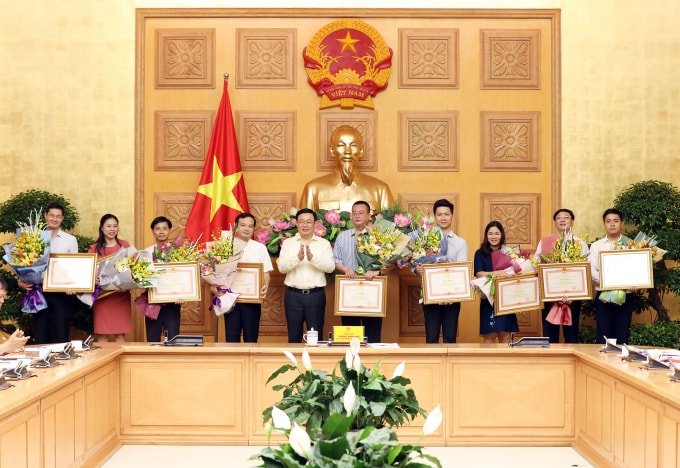 Phó Thủ tướng Vương Đình Huệ thừa uỷ quyền của Thủ tướng Chính phủ đã trao Bằng khen của Thủ tướng cho các tập thể và cá nhân, trong đó có các cơ quan truyền thông đã có thành tích đột xuất trong công tác điều hành giá cả năm 2018. Ảnh: VGP