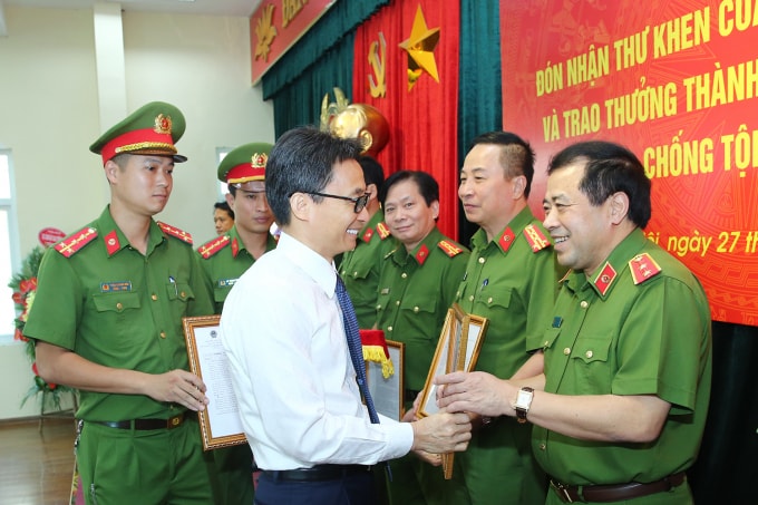 Phó Thủ tướng trao Thư khen của Thủ tướng Chính phủ cho các đơn vị có thành tích xuất sắc trong chuyên án 626T - triệt phá đường dây sản xuất ma túy tại nhà xưởng của Công ty TNHH xuất, nhập khẩu Đồng An Viên, (Kom Tum) nơi các đối tượng người Trung Quốc đang tiến hành sản xuất ma túy tổng hợp.. Ảnh: VGP