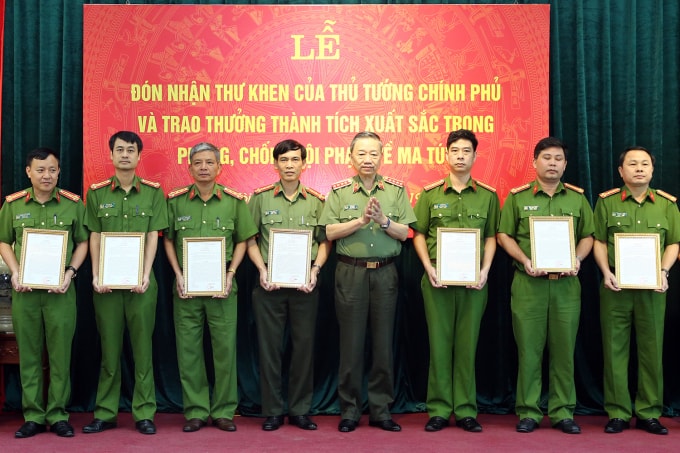 Bộ trưởng Bộ Công an Tô Lâm trao quyết định khen thưởng của Bộ trưởng Bộ Công an cho các tập thể tham gia đấu tranh trong chuyên án 626T. Ảnh: VGP