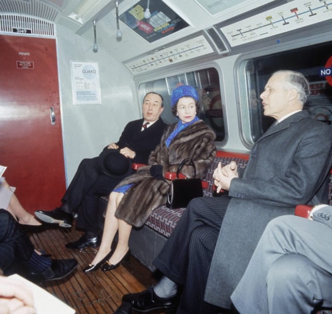 Nữ hoàng Anh trên tàu Victoria Line năm 1969. Ảnh: Fox Photos/Hulton Archive/Getty Images