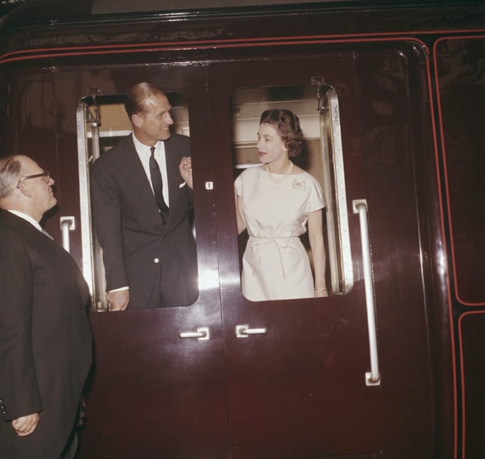Nữ hoàng Anh và chồng thường xuyên đi tàu. Ảnh: George Freston/Fox Photos/Getty Images