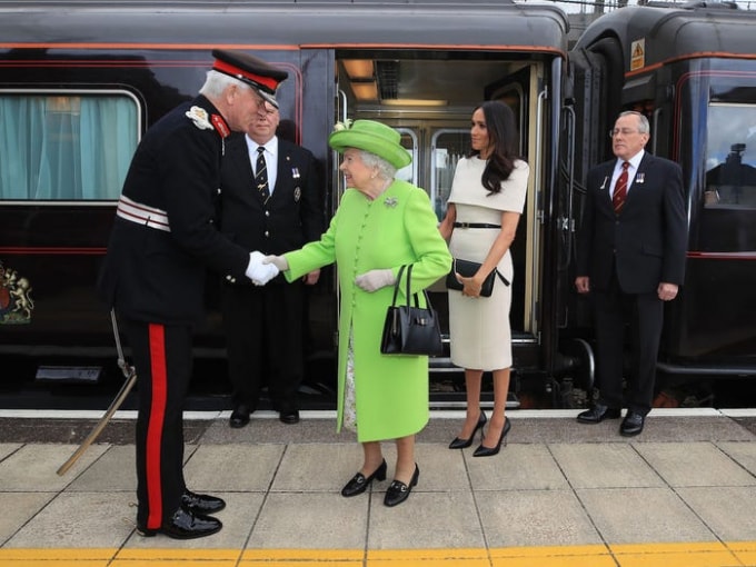 Công nương Meghan Markle cũng đã có lần được tháp tùng mẹ chồng trong một chuyến công du bằng tàu điện ngầm hồi tháng 6/2018 tới Runcorn, Cheshire. Ảnh: Peter Byrne/ WPA Pool/ Getty Images