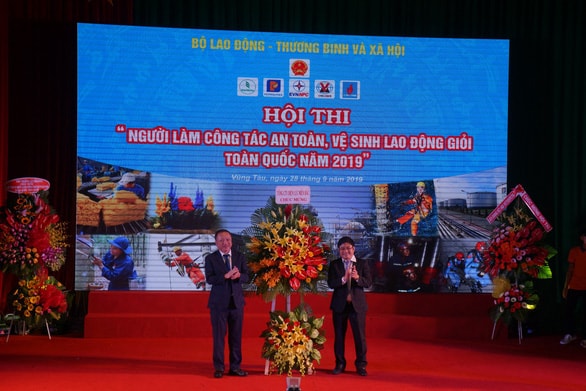 Ông Vũ Anh Phương, Phó Tổng giám đốc Tổng công ty Điện lực Miền Bắc tặng hoa hội thi