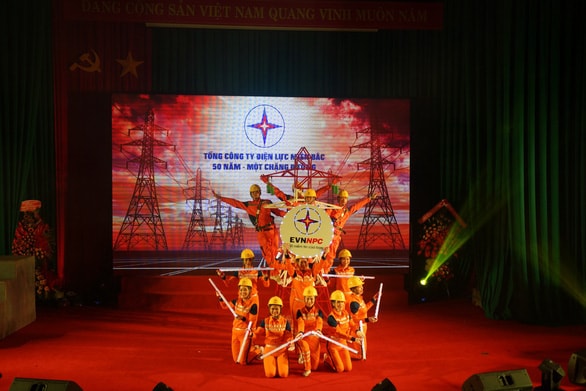 Phần thi chào hỏi của các thí sinh Tổng công ty Điện lực Miền Bắc.