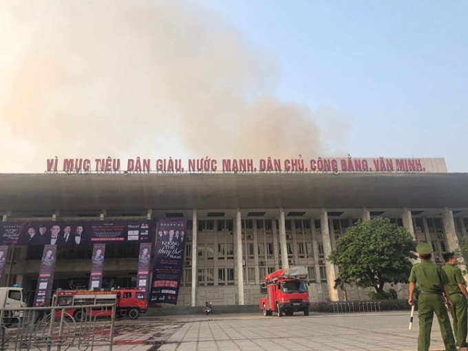 Khói đen bốc cao nghi ngút từ hiện trường đám cháy