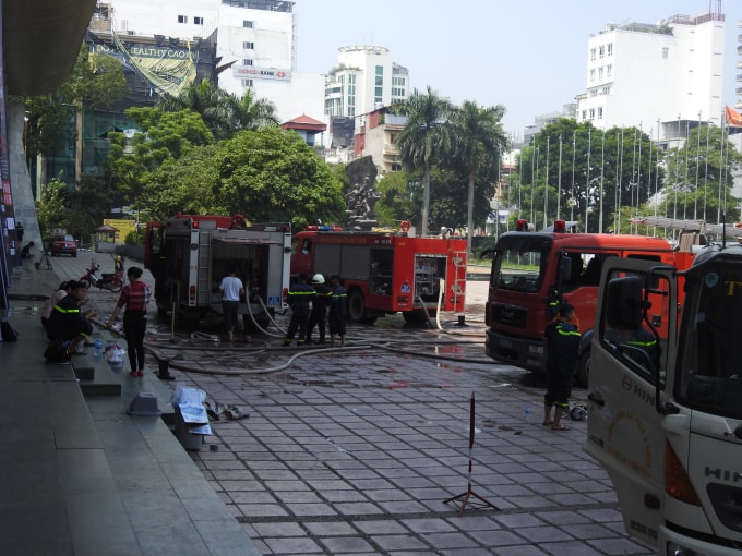 Lực lượng phòng cháy, chữa cháy Công an Hà Nội vẫn đang tiếp tục phun nước, chống ngọn lửa bùng phát trở lại. Ảnh Hà Long.