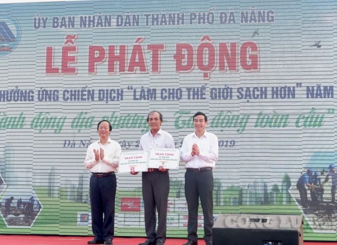 Thứ trưởng Bộ TN&MT Võ Tuấn Nhân (ngoài cùng bên trái) trao tặng 30 thùng rác phân loại chất thải rắn sinh hoạt cho TP. Đà Nẵng.