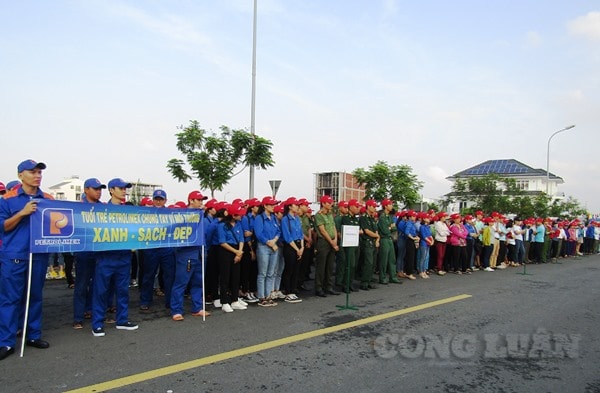 Hơn 2.000 người tham gia Lễ ra quân hưởng ứng Chiến dịch “Làm cho thế giới sạch hơn”.