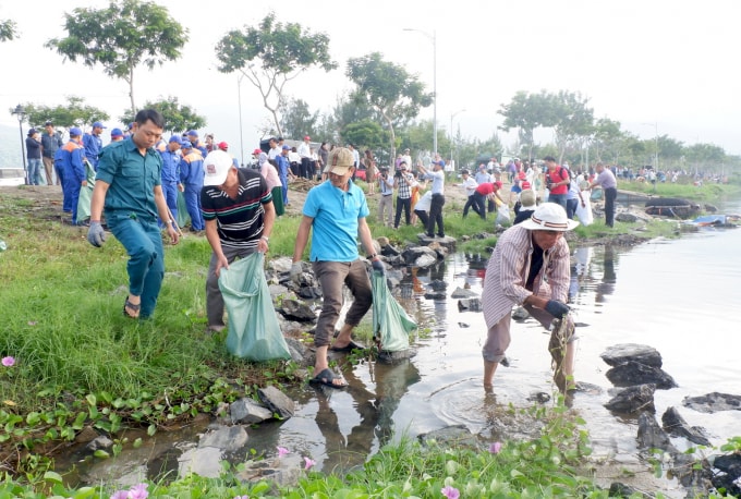 Dọn rác tại âu thuyền Thọ Quang.