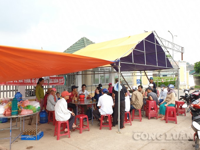 Người dân dựng lều phản đối hoạt động của Nhà máy cồn Đại Tân.