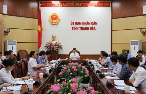 Ông Nguyễn Đình Xứng, Chủ tịch UBND tỉnh Thanh Hóa lắng nghe ý kiến các doanh nghiệp tại Khu kinh tế Nghi Sơn