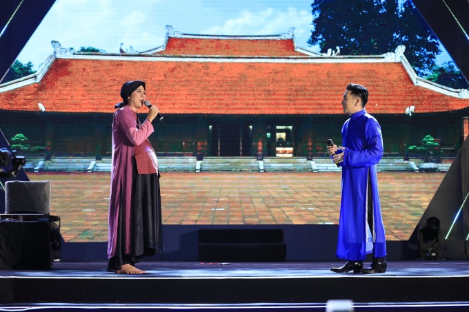 Danh hài Hoài Linh giả gái, kết hợp ăn ý cùng Quang Hà. Ảnh: Lý Võ Phú Hưng