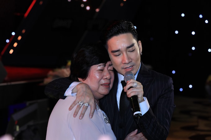 Mẹ Quang Hà bật khóc trong đêm diễn kỷ niệm 19 năm ca hát của con trai mình. Ảnh: Lý Võ Phú Hưng