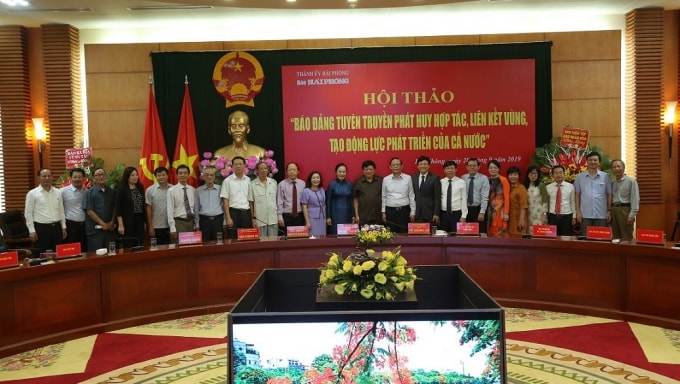 Các đại biểu chụp ảnh lưu niệm. Ảnh: Ánh Trần