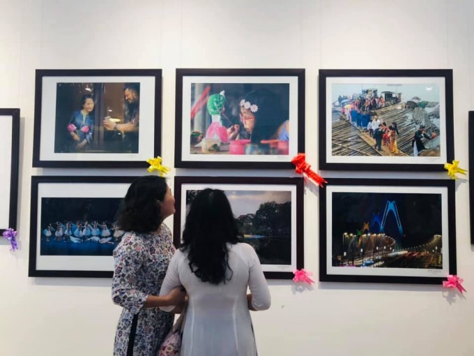 Khách tham quan triển lãm. Ảnh: hanoimoi