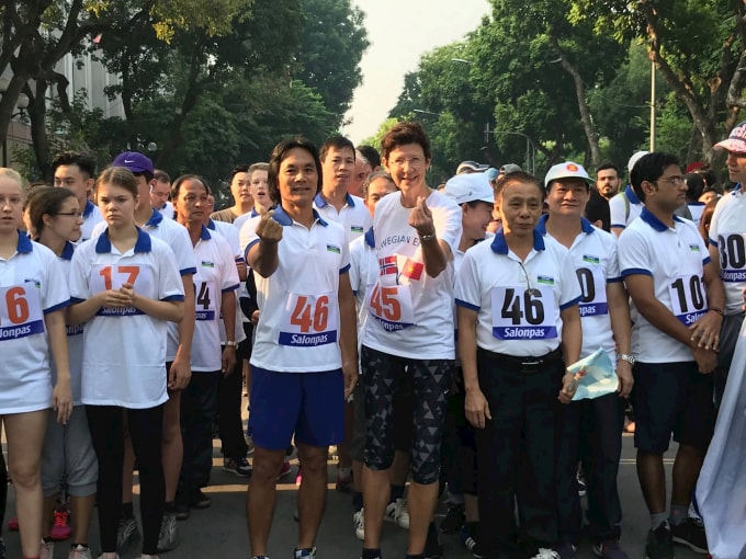 Đại sứ Na Uy - bà Grete Lochen (số áo 45) cùng các cán bộ Đại sứ quán tham gia Giải chạy Báo Hànộimới. Ảnh: hanoimoi