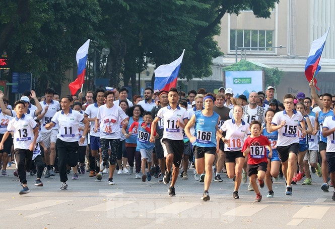 Chung kết Giải chạy Báo Hà Nội mới mở rộng lần thứ 46 - Vì hòa bình năm 2019, với sự tham gia của gần 1.500 vận động viên. Ảnh: tienphong
