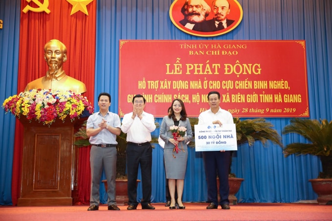 Bà Hương Trần Kiều Dung, Phó Chủ tịch HĐQT, TGĐ Tập đoàn FLC trao tặng 500 căn nhà hỗ trợ tỉnh Hà Giang tại Lễ phát động.