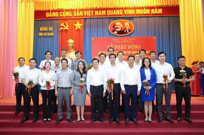 Đồng chí Trương Tấn Sang cùng các đại diện các tổ chức, doanh nghiệp tham gia ủng hộ.