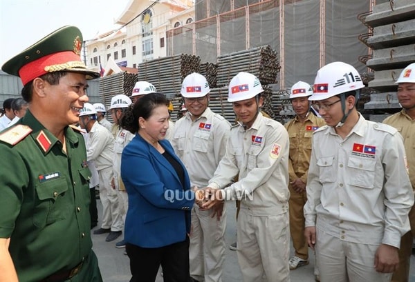 Chủ tịch Quốc hội Nguyễn Thị Kim Ngân thăm hỏi cán bộ, kỹ sư, công nhân và người lao động tham gia xây dựng công trình Nhà Quốc hội Lào. Ảnh: quochoi.vn