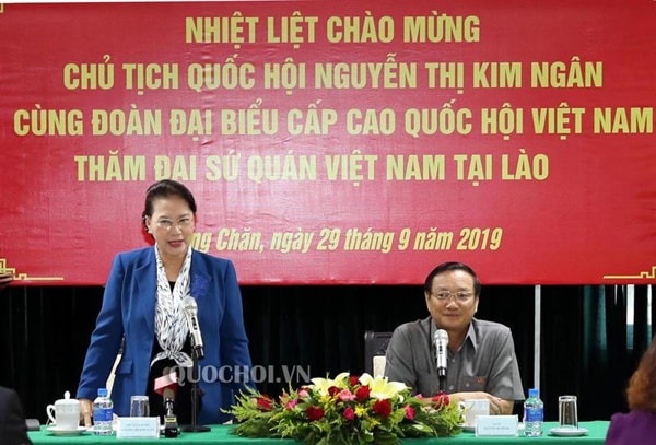 Chủ tịch Quốc hội Nguyễn Thị Kim Ngân thăm và nói chuyện với cán bộ, nhân viên Đại sứ quán Việt Nam tại Lào