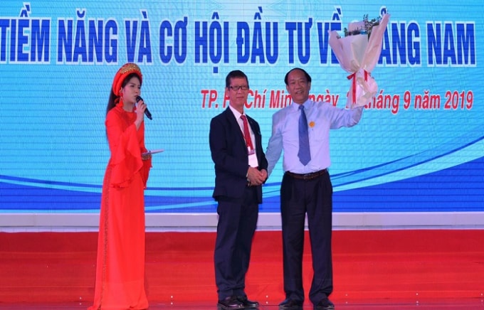 Ông Trần Vũ Lê, Chủ tịch Hội QNB cám ơn Chủ tịch UBND tỉnh Quảng Nam - Đinh Văn Thu (ngoài cùng bên phải) đã trao