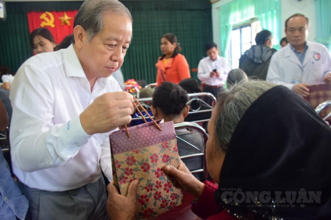Ông Phan Ngọc Thọ - Trưởng đoàn ĐBQH, Chủ tịch UBND tỉnh Thừa Thiên Huế tặng quà cho bà con huyện A Lưới.